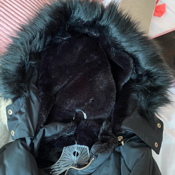 Guess NWOT fur hooded bomber jacket Sz XL. Cozy and warm excellent condition $30 - Picture 8 of 9